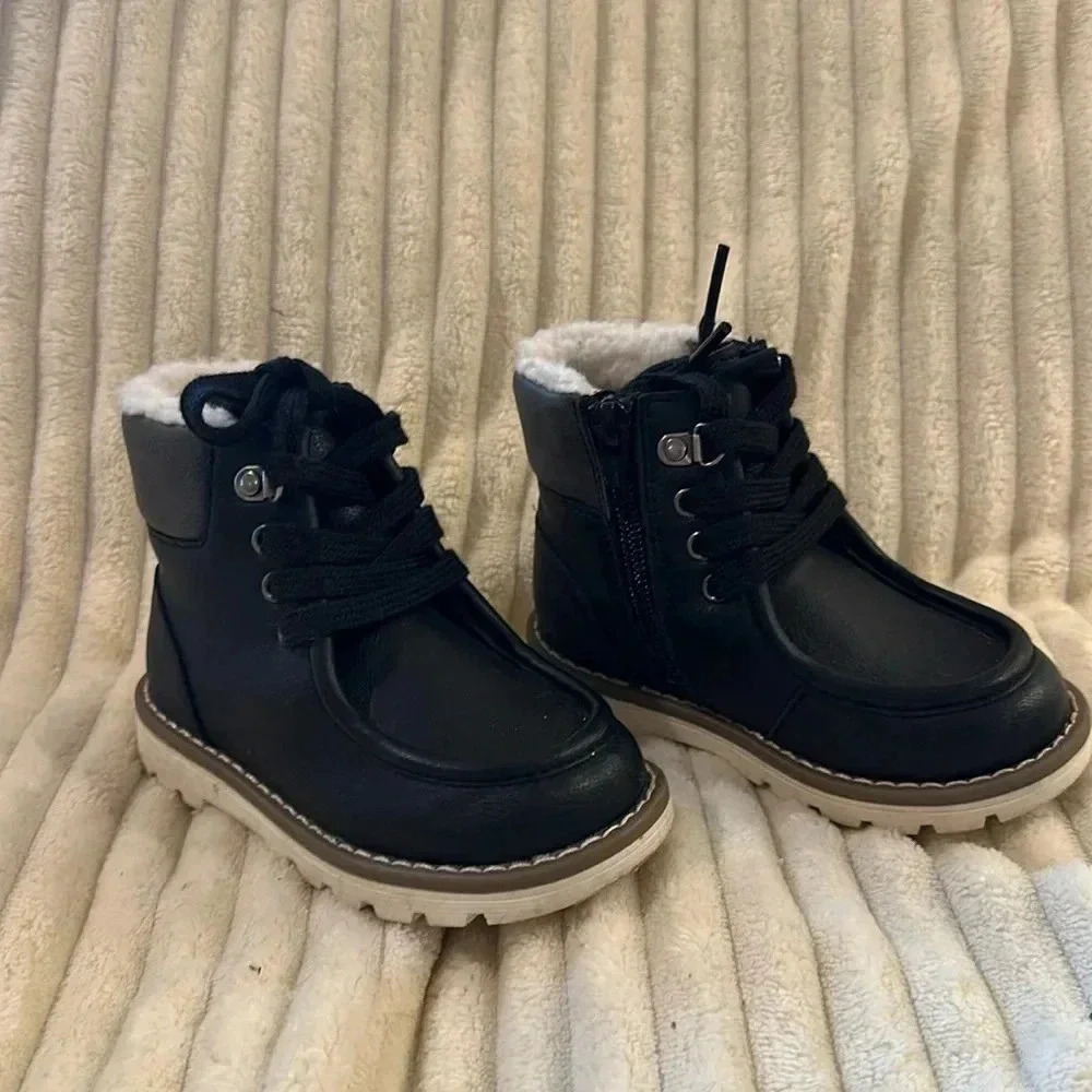 ⭐️ Old Navy - winter lace up boots. Size 7